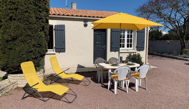 Detached cottage and outdoor space, Wifi, direct access to bicycle path