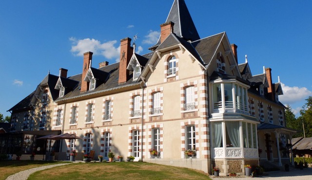 detached cottage in the castle in Sologne (18)