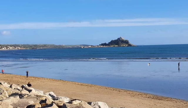 Detached comfortable granite cottage, 5 minute walk to the beach - Dogs Welcome