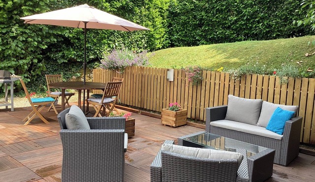 Detached cosy cottage and garden, parking, walking distance to town, sleeps 4.