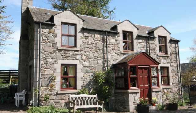 Detached cottage for 4 nestling on the banks of the River Tay only 6 miles east of Perth.