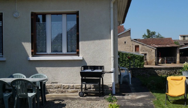 Detached cottage, 2 beds, near A5, enclosed garden, garage