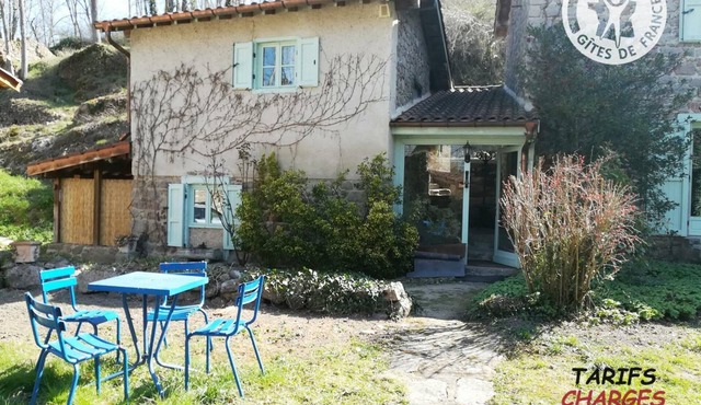 Detached cottage for 8, fireplace, pets allowed, tranquil nature