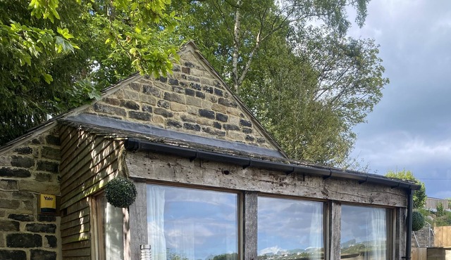 Detached cottage . Private drive gate property /dog friendly