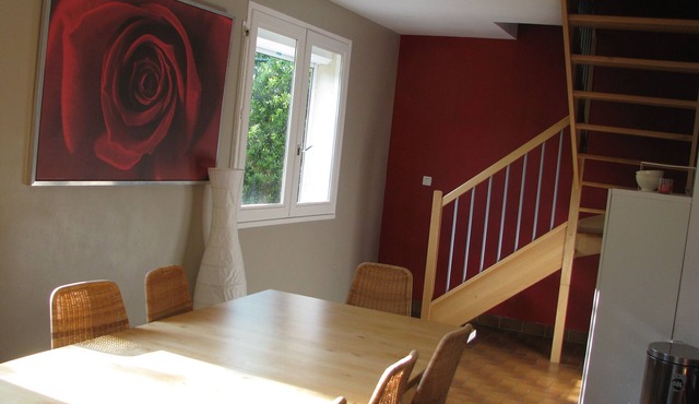 Detached cottage with enclosed green space in a quiet location