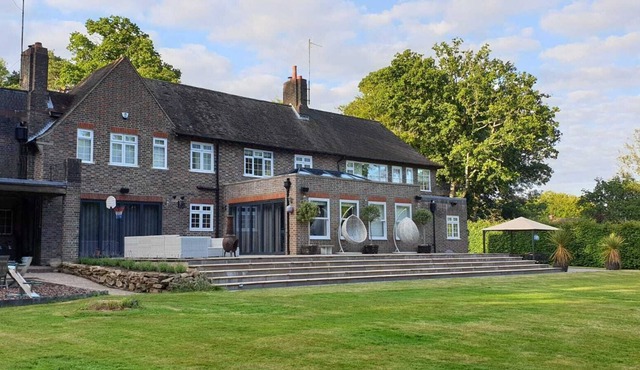 Detached Country House Sleeps 10