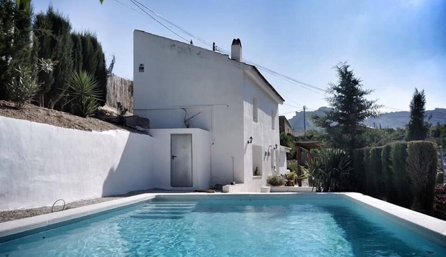 Detached country house with private pool, gardens & parking, perfect for family