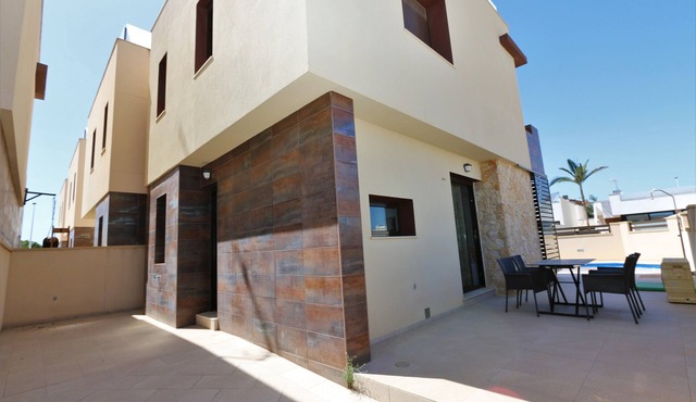 Detached villa with private pool close to beach, promenade and Mar Menor