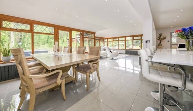 Detached Executive 5 bedroom Home 6 miles to Historic Portsmouth Sleeps 10.