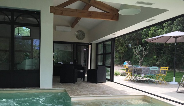 Detached, fenced house with private heated garden and indoor pool