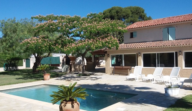 Detached fenced villa with swimming pool