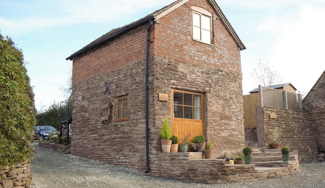 Detached former granary, the perfect base to explore Shropshire.