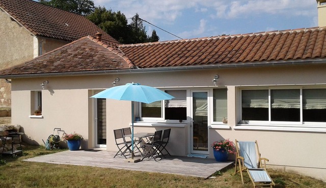 Detached house with access to private fishing pond