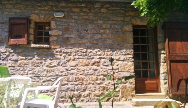 Detached house with garden in the village of Quézac