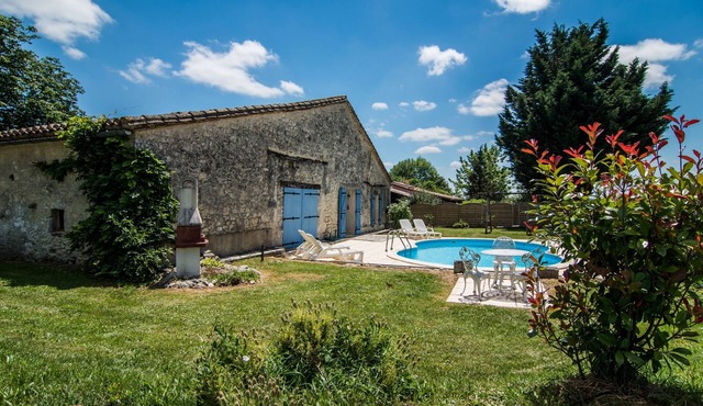 Detached Rural barn retreat set in open farm land -with private pool