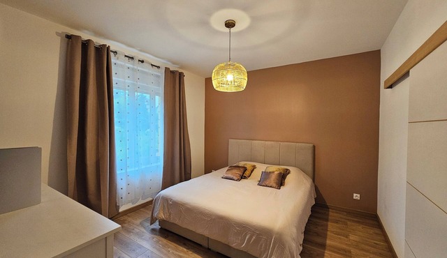 Detached house with garden and terraces near stadium