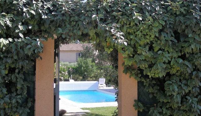 Detached house classified 3* with garden and swimming pool, ideally located.