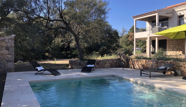 Detached & air-conditioned villa. Swimming pool. Garden with trees. Close to beaches