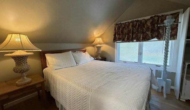 Detached Garage Apartment With Private Entrance, Hi Speed FIOS, Safe Location