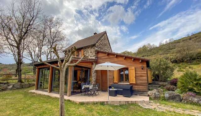 Detached gîte with views and shared pool