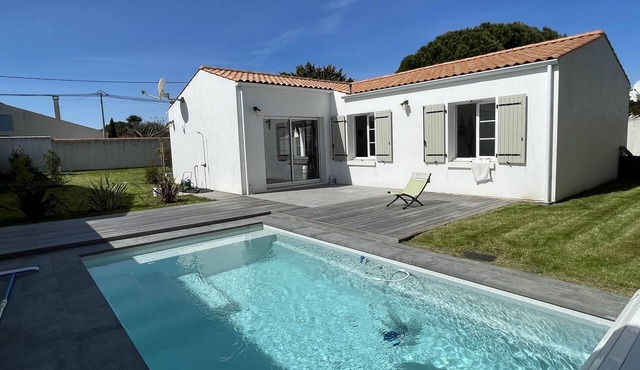 Detached house closed by walls near the sea.