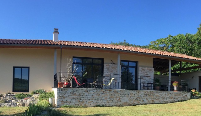 Detached house in village of character Ardèche. Garden, terrace, quiet location.