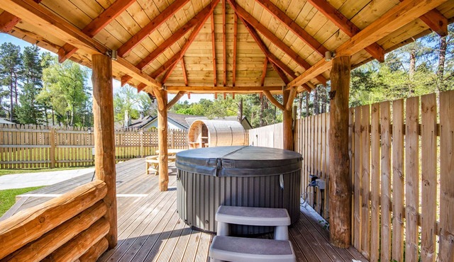 Detached holiday home with hot tub and sauna on Aviemore Ski road