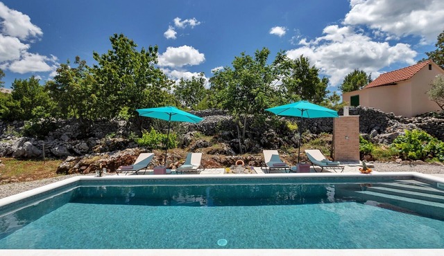 Detached holiday home with private pool, heated, children, pets welcome