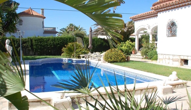 Detached house with private pool in the center of Miami Platja!