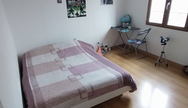 Detached house (120m²) with swimming pool, wood-burning stove, in quiet neighborhood.