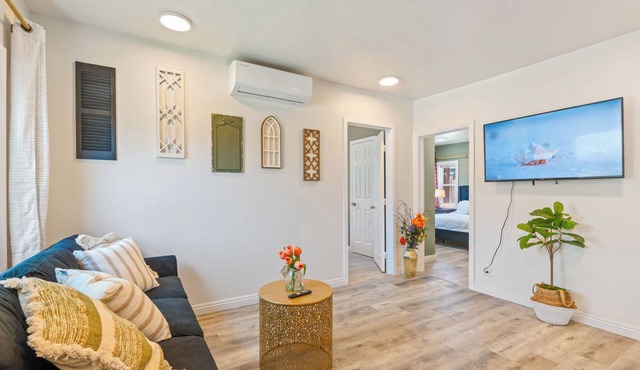 Detached house 2 Bedroom 1 Bathroom Prime & Private location King Bed! 1109n