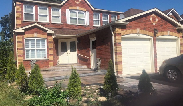 Detached House 8 bedrooms,4 Washrooms,Sleeps 14,Centrally located, Brkfst Avlbl
