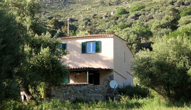 Detached house between sea and mountain
