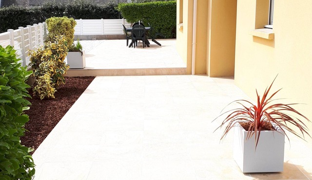 Detached house, facing south, av garage and enclosed garden, 350 m from the beach (Finistere