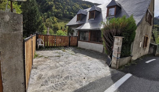 Detached house for 8-10 people in the heart of the Pyrenees close to the ski slopes