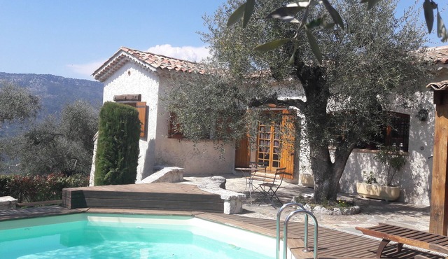 Detached house - in the heart of an olive grove