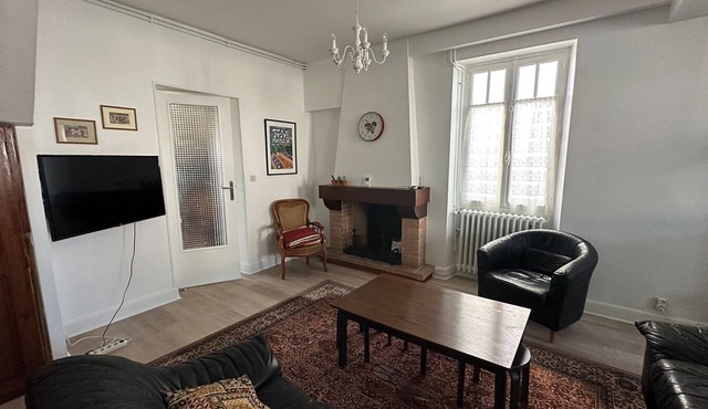 Detached house on fenced plot 300m from shops and municipal pool.