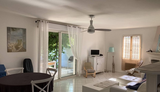 Detached house located in a Provencal village 20 mms from the beaches