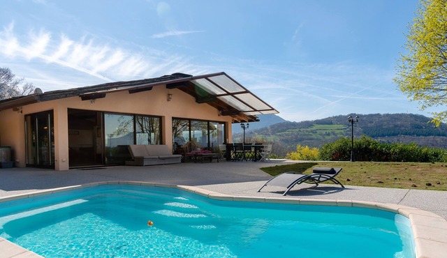 "Detached House with swimming pool and spa" with Private Pool, Whirlpool & Wi-Fi