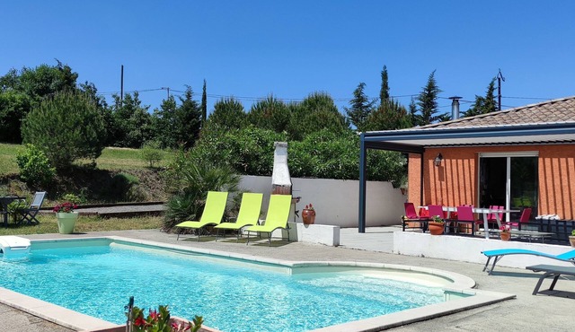 Detached house, fully fenced, swimming pool, bowling green, dogs welcome.