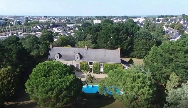 Detached house, heated pool, 10 minutes walk from the center of Vannes