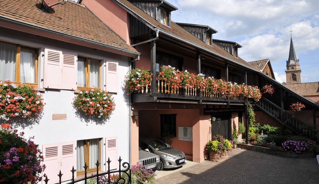 Detached house in a quiet private courtyard in the heart of Bergheim
