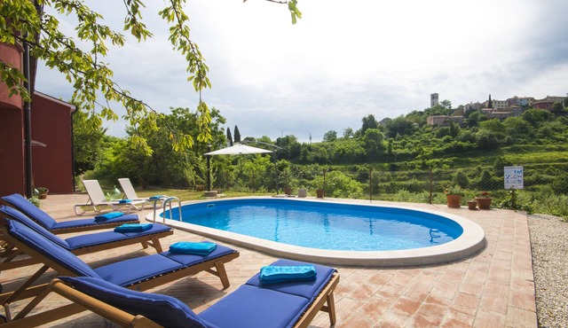 Detached house in a quiet and sunny location with pool