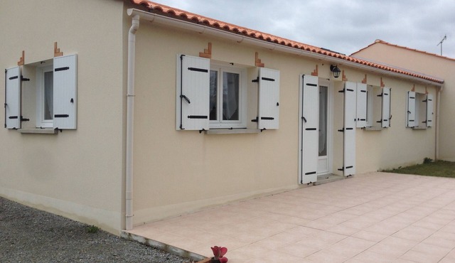 Detached house in a quiet subdivision 1 km from the sea