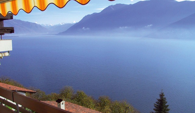 Detached house in a residence with swimming pool on an elevated slope