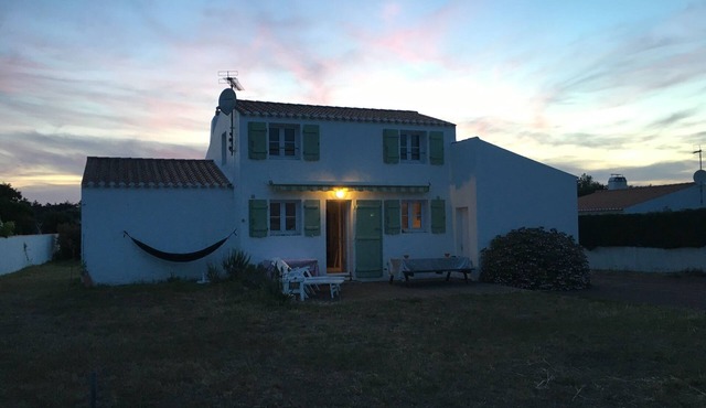 detached house in the center of the island 700m from the beach, quiet.