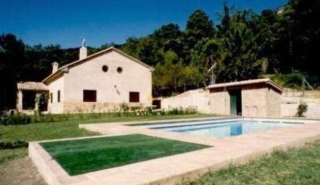 Detached house in the middle of the forest, with two apart. independ. One of reservation use