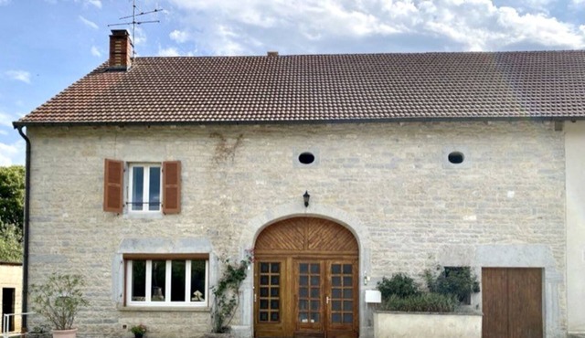 Detached house in the heart of the Jura mountains - Terrace plot - ENTIRELY enclosed - Very quiet