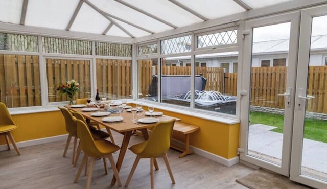 Detached house luxury 6 beds, Fast WiFi, pets allowed and Hot-tub.