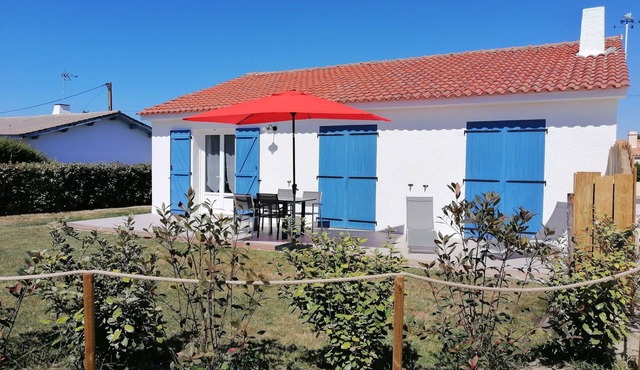 Detached house near beach and shops